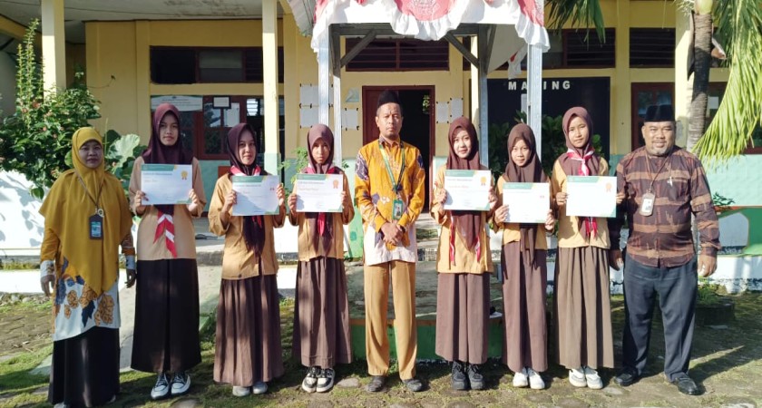 Apel Pagi MTs Negeri Manggarai: Penyerahan Sertifikat Penghargaan Siswa Berprestasi Tryout 1 TKA