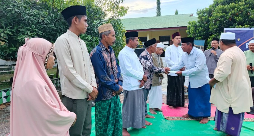 Implementasi Kemenag Berdampak, MTs Negeri Manggarai Beri Penghargaan kepada 8 Guru Ngaji di Reo